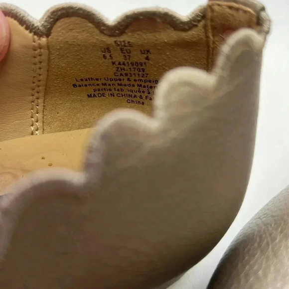 Women’s DKNY Metallic Gold Color Flats Size 6.5 Preowned - Picture 7 of 8